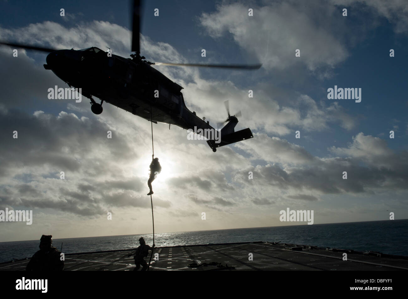 Ein australische Srmy Soldaten aus dem 2. Kommando-Regiment, inländische Terrorismusbekämpfung schnell-Abseilen von einer S-70A-9 Black Hawk an Bord dock Landungsschiff USS Germantown (LSD-42). Germantown ist auf Streife mit der Bonhomme Richard Expeditionary Strike Group und Stockfoto