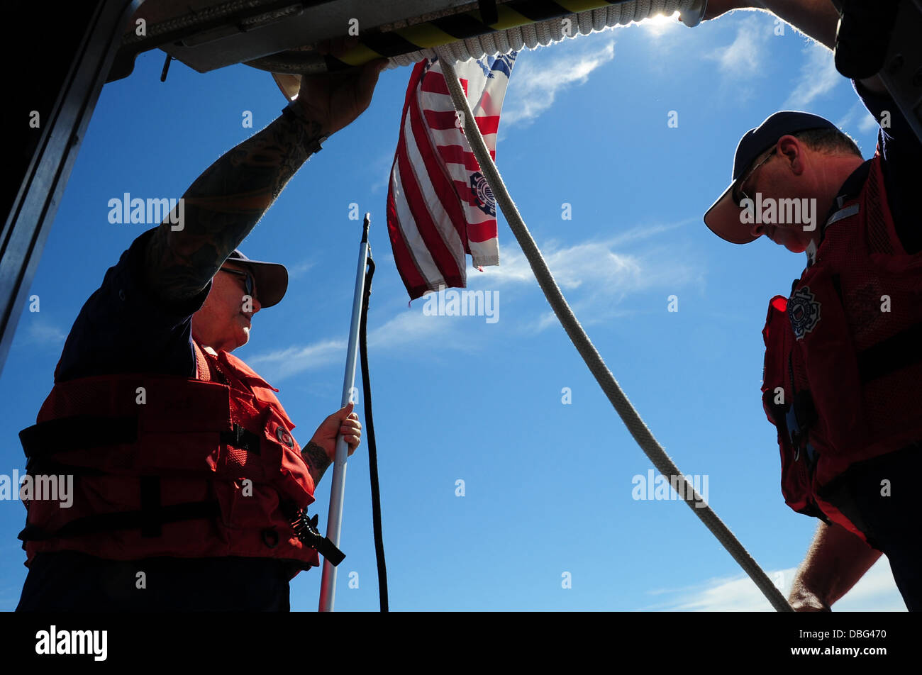 Coast Guard Auxiliarists Dave Linder und Bob Meddaugh, beide qualifiziert Boot Besatzungsmitglieder auf 25 Fuß Antwort Boot-Small bei Coast Guard Station Sodus Point, N.Y., bereiten Sie eine Wayne County, N.Y., Sherriffs Boot während einer Ausbildung Exe eine Schleppleine herstellen Stockfoto