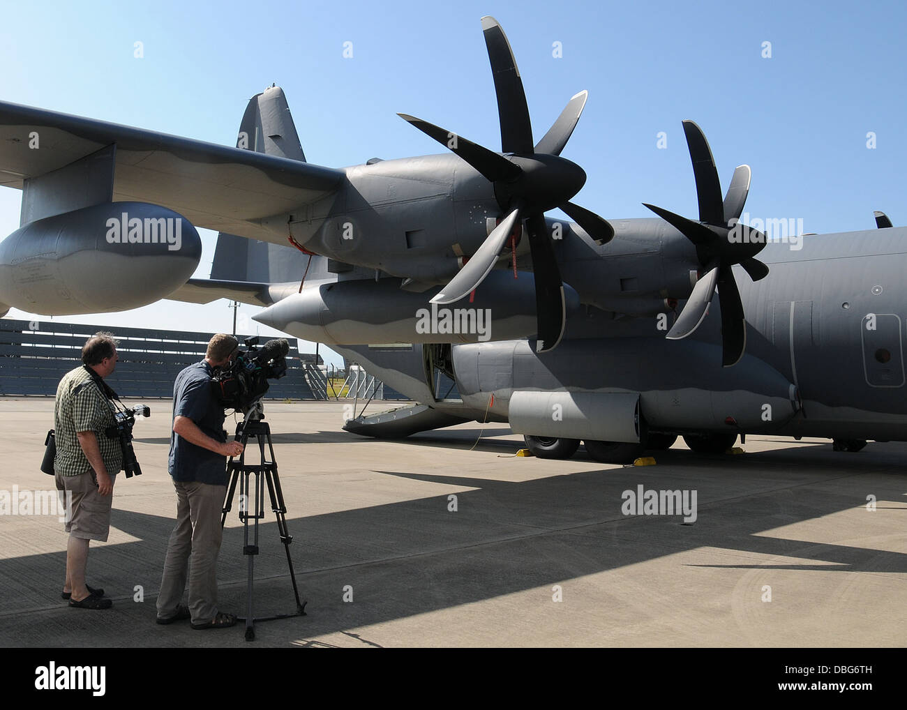 Mitglieder der lokalen Medien und Schweif Spotter nehmen eine 352. Special Operations Group Media Day 26. Juli 2013, auf RAF Mildenhall, England. Fotografen, Rundfunkanstalten, Journalisten und Schweif Spotter sahen die neu zugewiesene MC-130J Commando II und CV- Stockfoto
