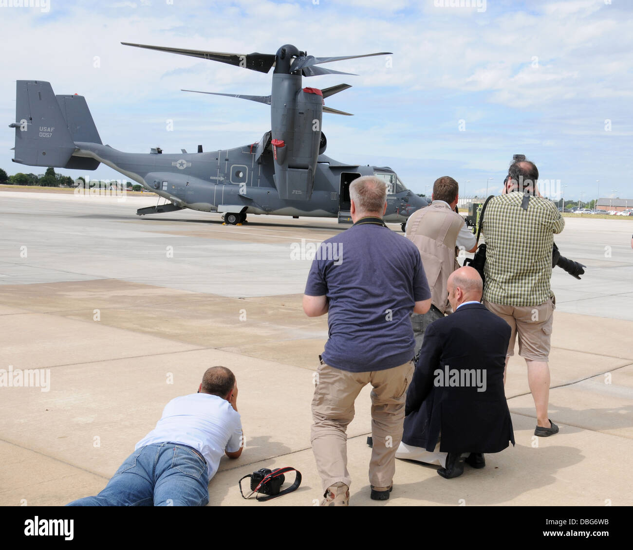 Mitglieder der lokalen Medien und Schweif Spotter nehmen eine 352. Special Operations Group Media Day 26. Juli 2013, auf RAF Mildenhall, England. Fotografen, Rundfunkanstalten, Journalisten und Schweif Spotter sahen die neu zugewiesene MC-130J Commando II und CV- Stockfoto
