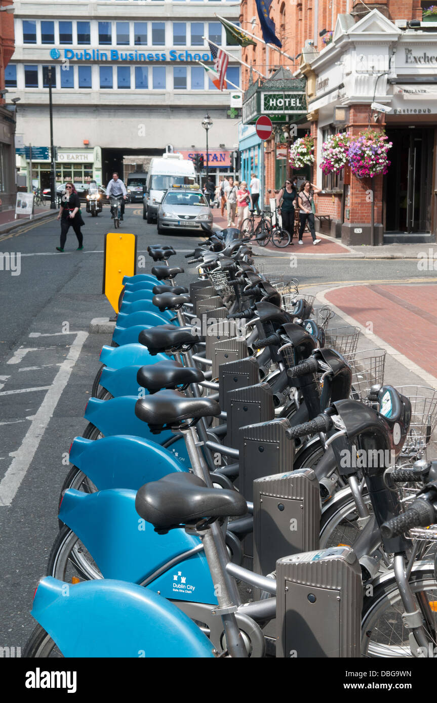 Fahrräder zu mieten (rent-a-bike) in Exchequer Street, Dublin, Republik Irland. Stockfoto
