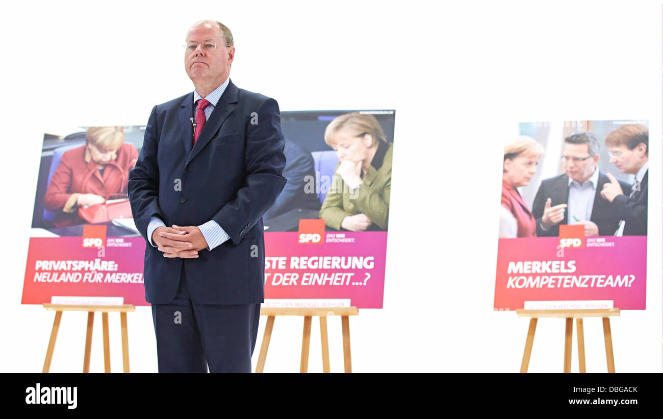 Berlin, Deutschland. 30. Juli 2013. SPD-Kanzlerkandidat Peer Steinbrück und SPD-Generalsekretärin Andrea Nahles die wichtigen Teile der SPD-Wahlkampf für die Parlamentswahlen im Jahr 2013 in Berlin eingeführt. / Foto: Peer Steinbrück (SPD), SPD-Kanzlerkandidat und die neue Placcard der SPD für den Deutschen Bundestag Wahlen 2013 in Berlin. Bildnachweis: Reynaldo Chaib Paganelli/Alamy Live-Nachrichten Stockfoto