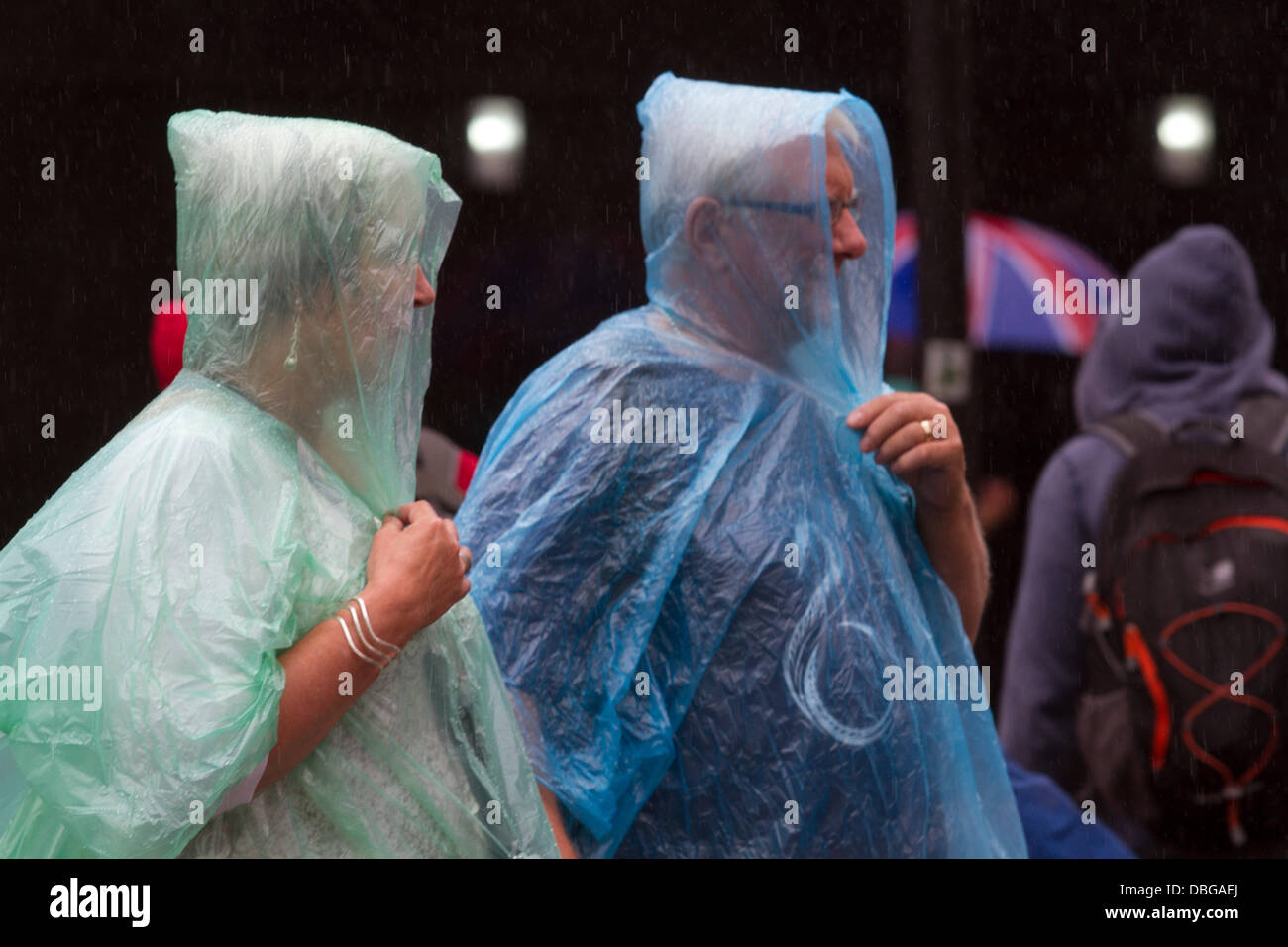 London UK. 30. Juli 2013.Tourists am Piccadilly Circus im Regen Ponchos, wie London mit heftigen Regenfälle nach Wochen der hohen Temperaturen Kredit getroffen wird: Amer Ghazzal/Alamy Live-Nachrichten Stockfoto