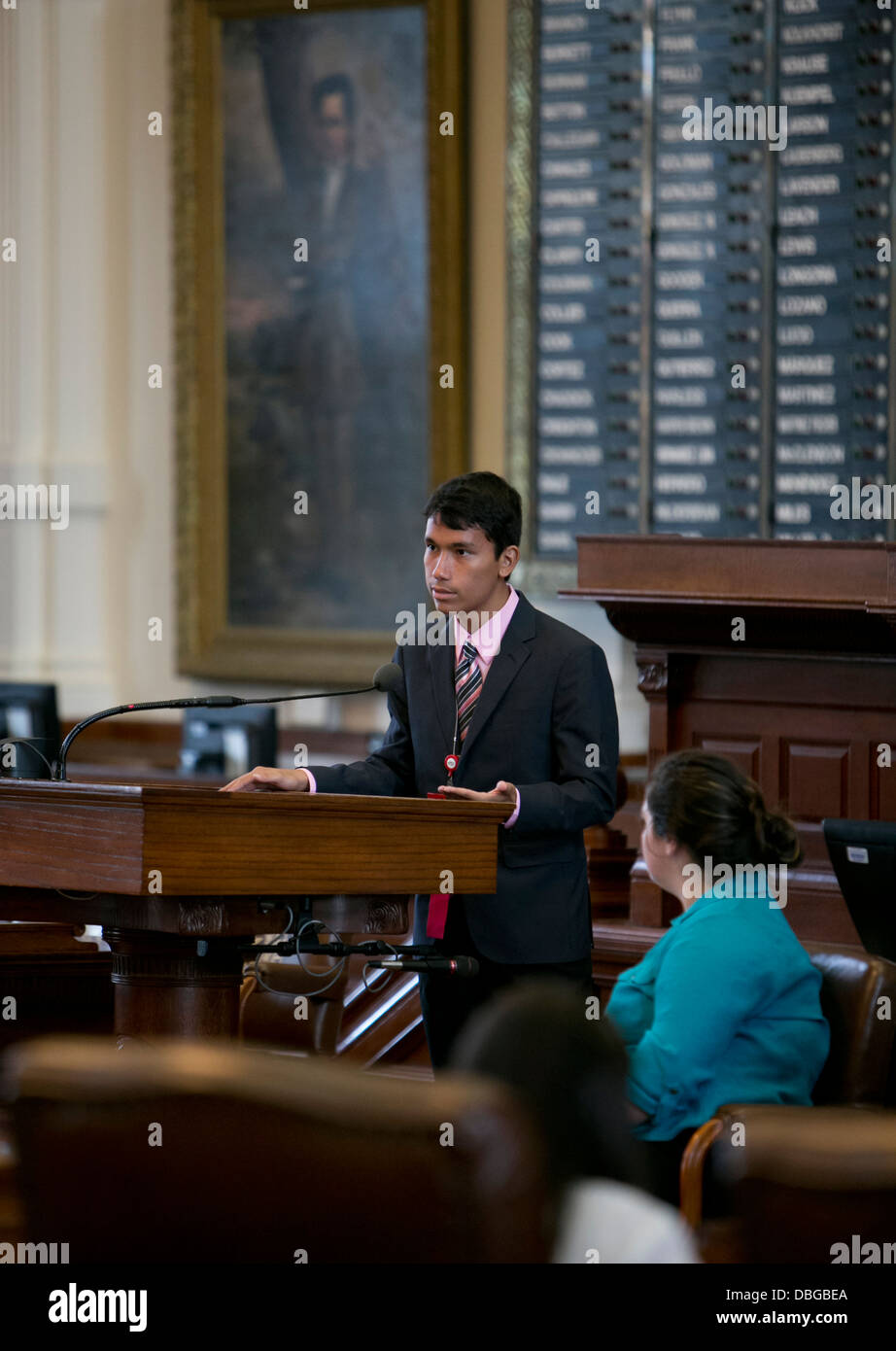 Schülerinnen und Schüler beteiligen sich ein mock gesetzgebenden Lernabschnittes des Texas State Capitol in Austin, Texas. Stockfoto