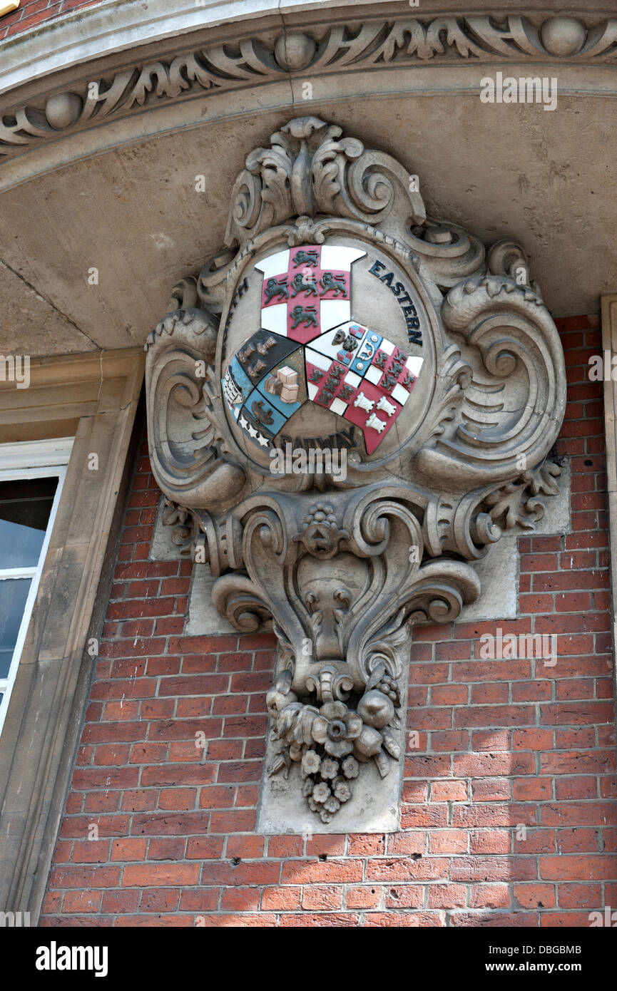 Das Wappen der North Eastern Railway außerhalb des ehemaligen Hauptquartier, jetzt das Cedar Court Grand Hotel in York, England, UK Stockfoto
