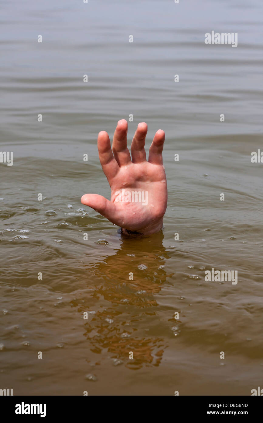 Hand des Ertrinkens Mann wartet auf Hilfe im See Stockfoto