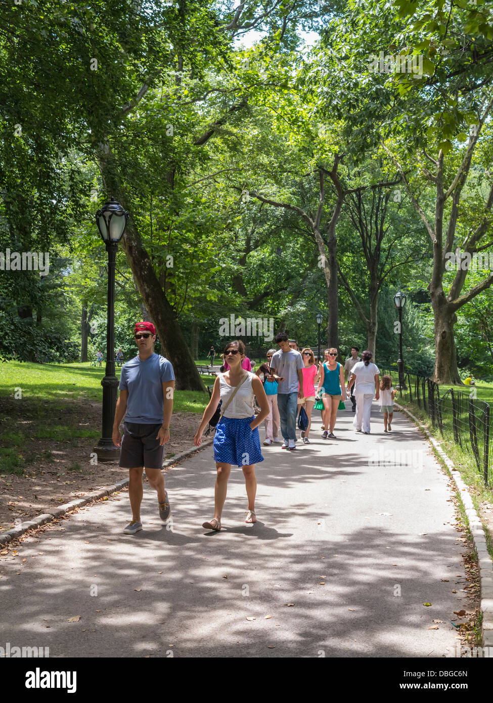 Menschen im Central Park in New York City, Manhattan, spazieren und genießen Sie einen heißen Sommertag Stockfoto