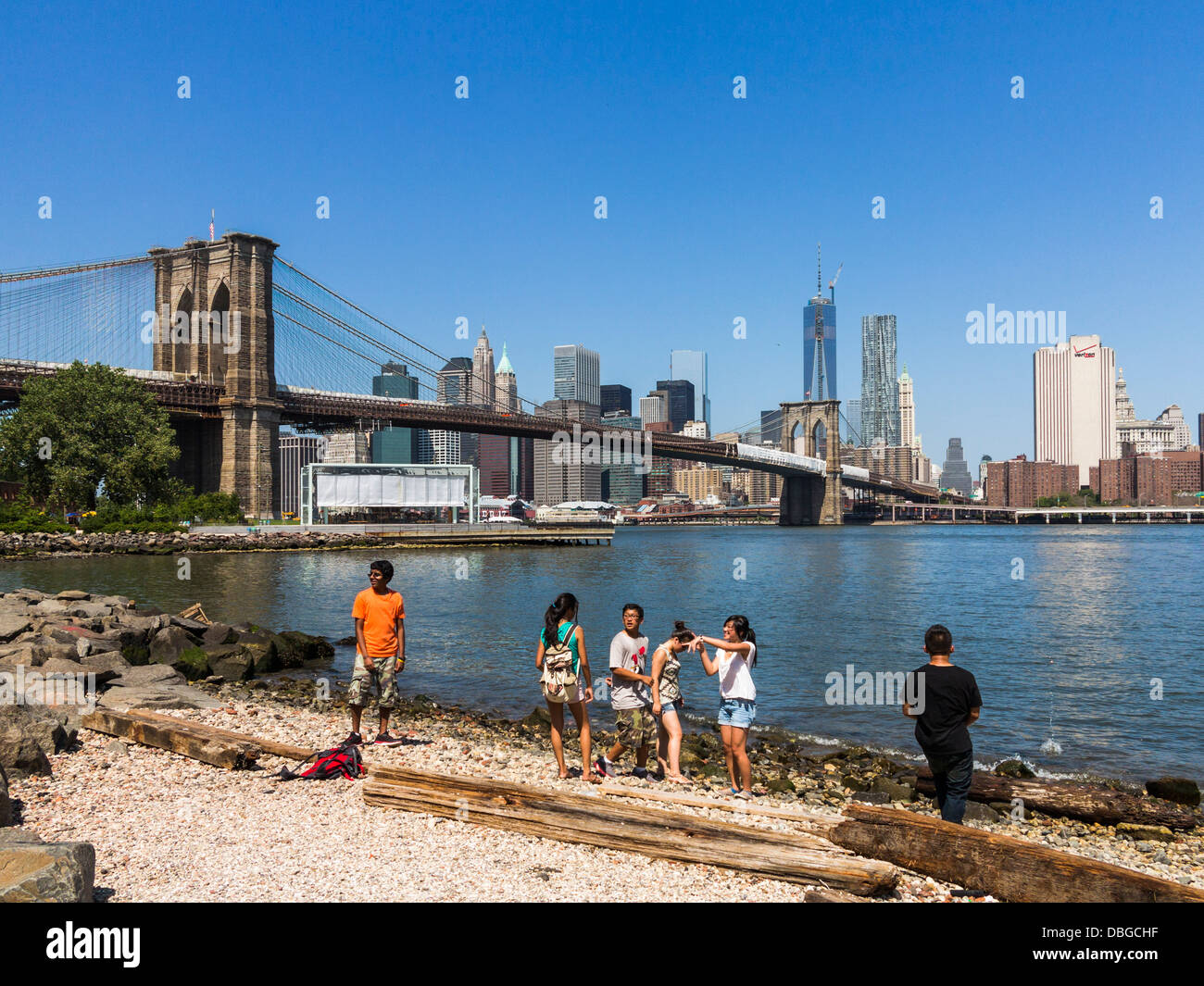 Brooklyn Bridge, New York City mit Touristen im Sommer mit Blick auf Manhattan Stockfoto
