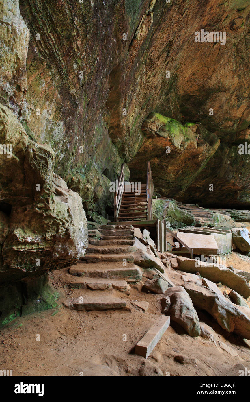 Holztreppe aus Esche Cave, die Hocking Hills Region Central Ohio, USA Stockfoto