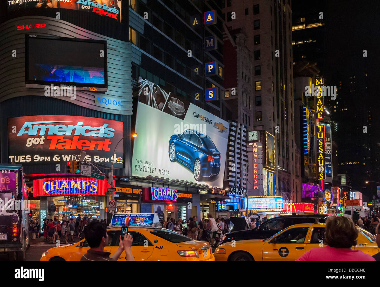 Der Times Square mit Taxis, New York City bei Nacht Stockfoto