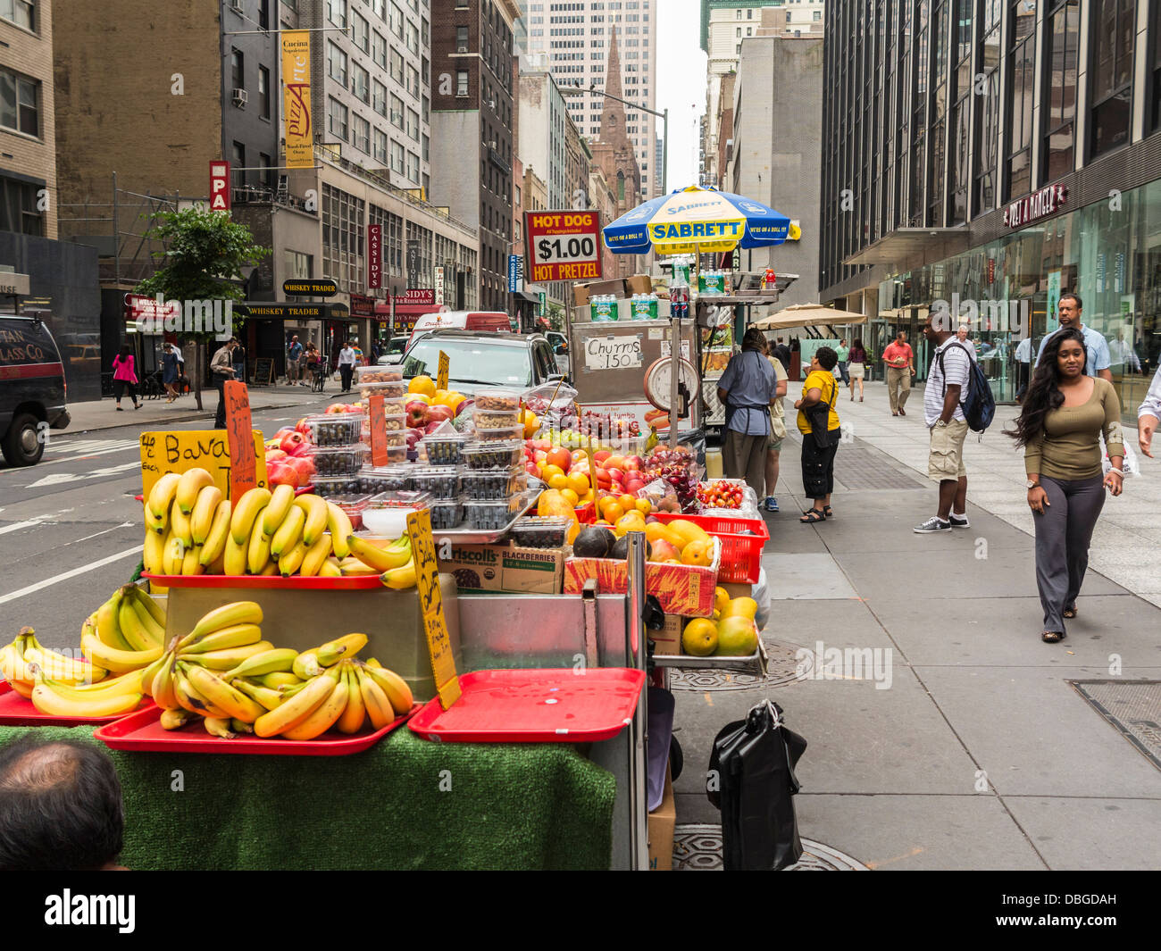 Obst-Stall und Essen steht auf der Straße, New York City Stockfoto