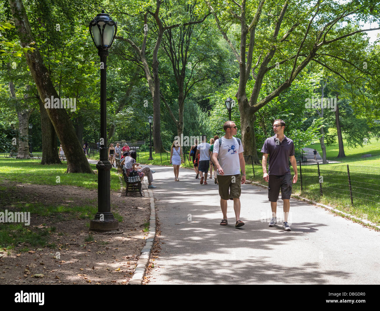 Central Park New York - Menschen zu Fuß im Sommer durch Central Park in New York City Stockfoto