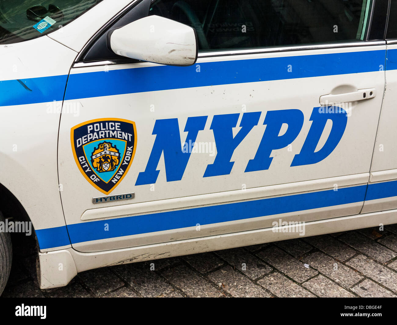 NYPD Auto, New York City Polizei-Abteilung geparkten Fahrzeug zeigt das Logo an der Tür Stockfoto