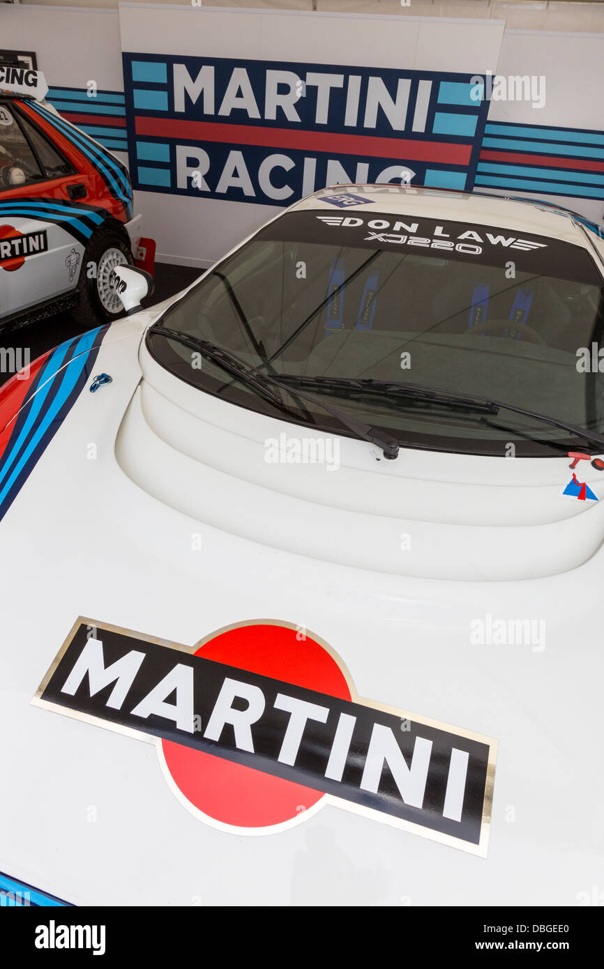 Fahrerlager auf dem 2013 Goodwood Festival of Speed, Martini Racing feiert. Mit Jaguar XJ220. Stockfoto