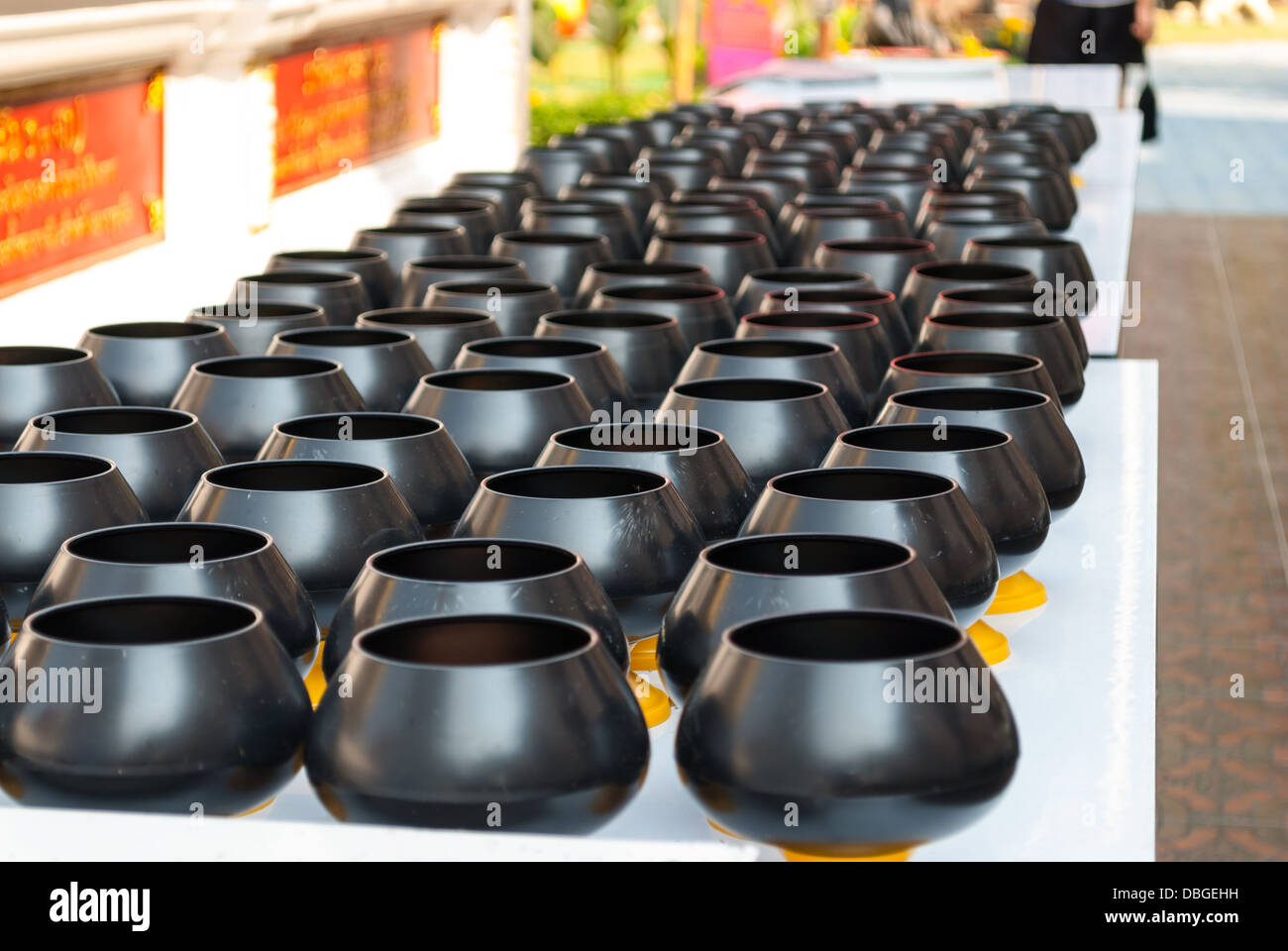 Kleine schwarze Schalen für Almosen für buddhistische Mönche. Stockfoto