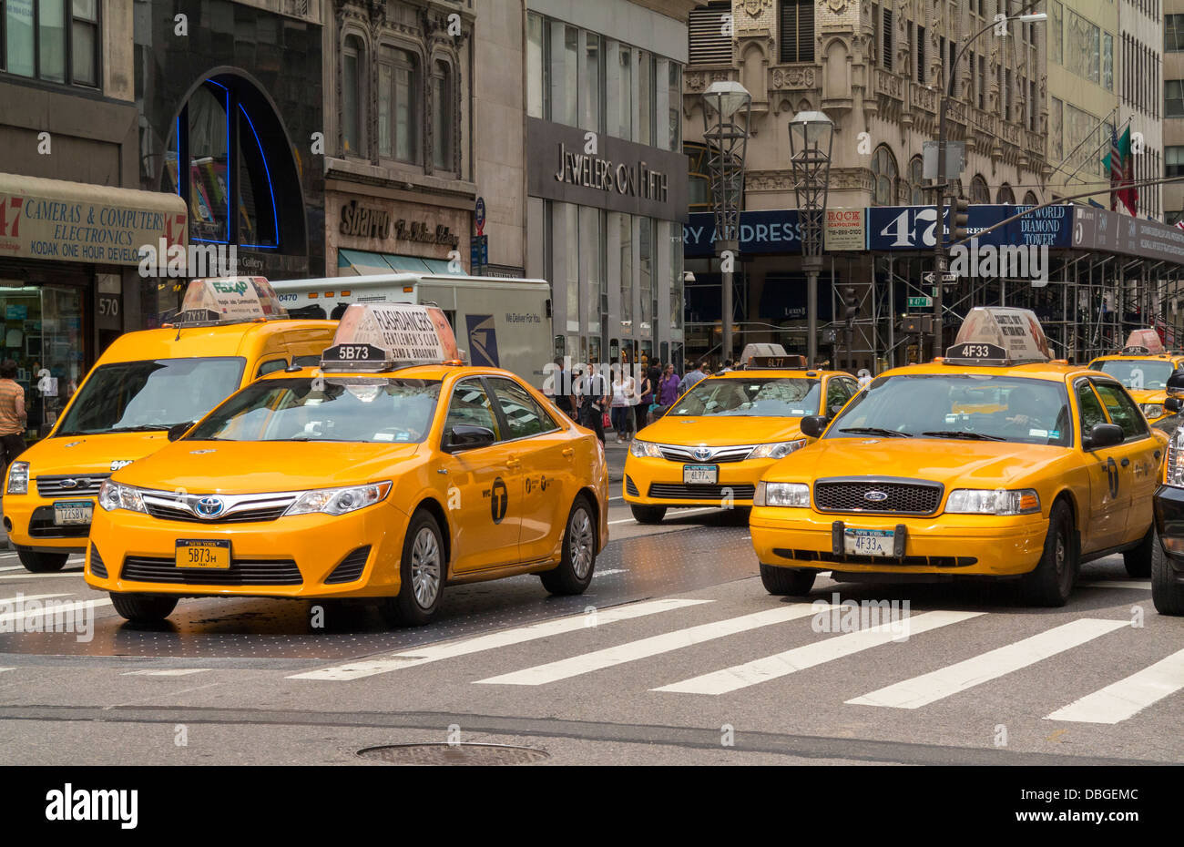 Gruppe von New Yorker Taxi Taxis an einer New Yorker Straße-Kreuzung Stockfoto