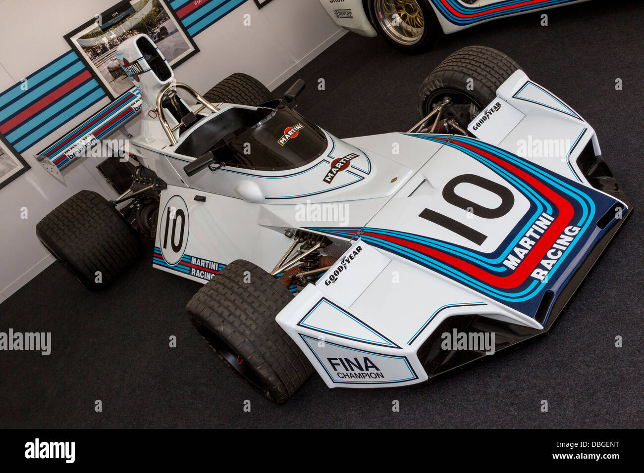 Fahrerlager auf dem 2013 Goodwood Festival of Speed, Martini Racing feiert. Mit einem Brabham BT45 F1 Einsitzer. Stockfoto