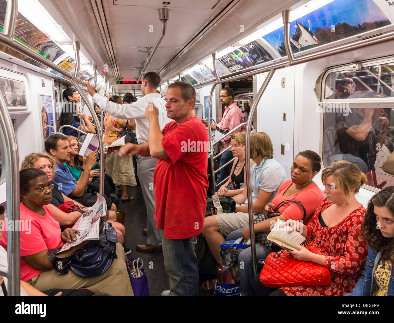 New Yorker U-Bahn-Leute auf einem Gekräht Zug auf der New York City NYC U-Bahn zur Hauptverkehrszeit. Stockfoto