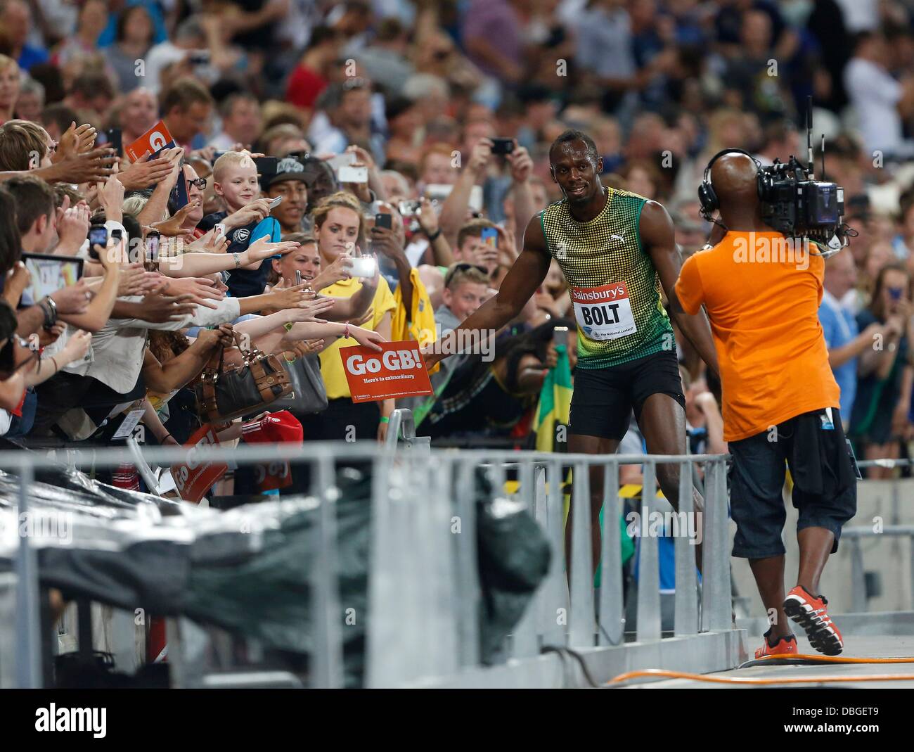 London, UK. 26. Juli 2013. Jamaikas Usain Bolt feiert Sieg der Herren 100m in einer Zeit von 9,85 Sekunden. Sainsbury Stockfoto