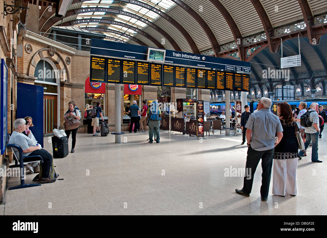 Passagiere warten vor dem Ziel Etalagen York Bahnhof an der East Coast Mainline in England, UK Stockfoto