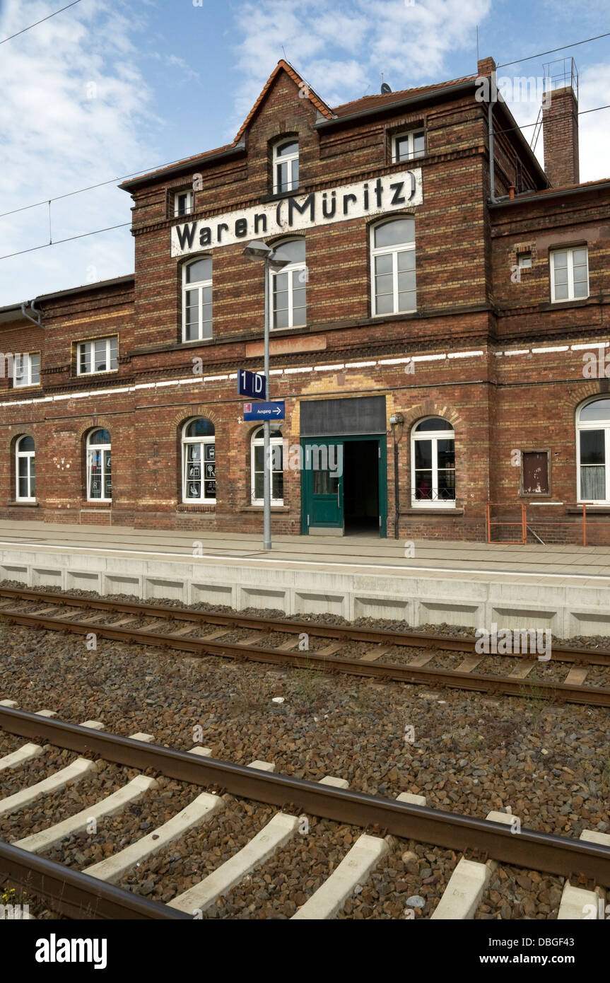 Waren (Müritz)-Bahnhof in Mecklenburg Western Pomerania, Deutschland. (Juli 2013) Stockfoto
