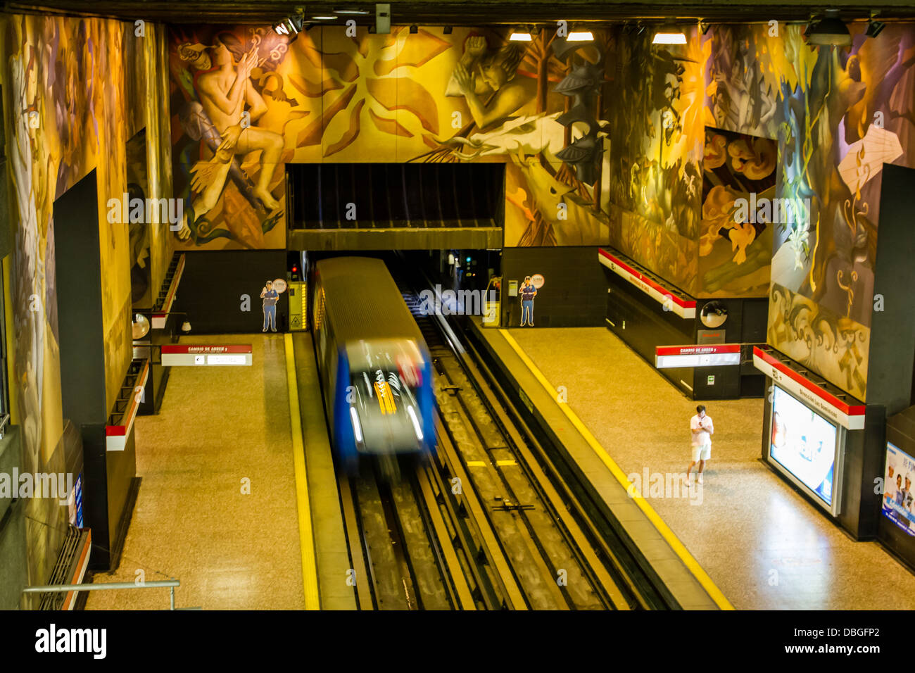 Person, die auf der Plattform eine u-Bahnstation in Santiago, Chile Stockfoto