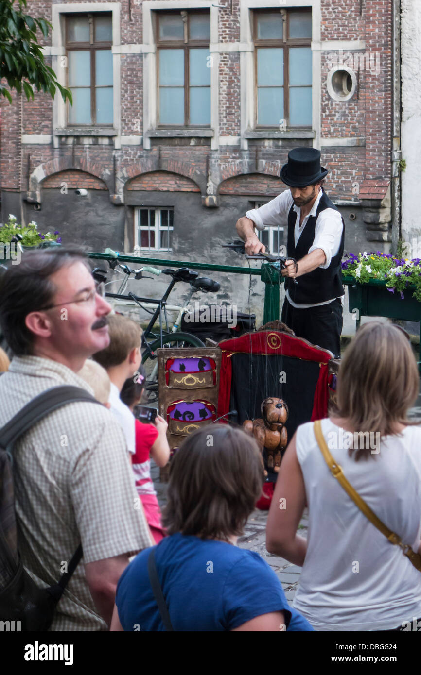 Blick auf Straße Animation mit Marionette während der Gentse Feesten Zuschauer / Genter Feste in Gent, Belgien Stockfoto