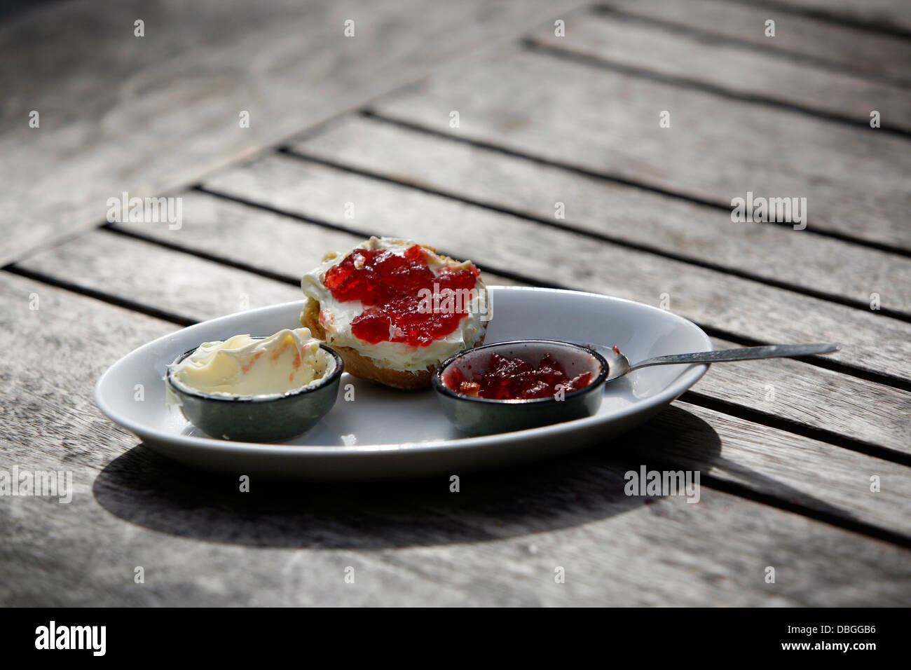 Devonshire Clotted Cream Tea auf einem Holztisch. Stockfoto