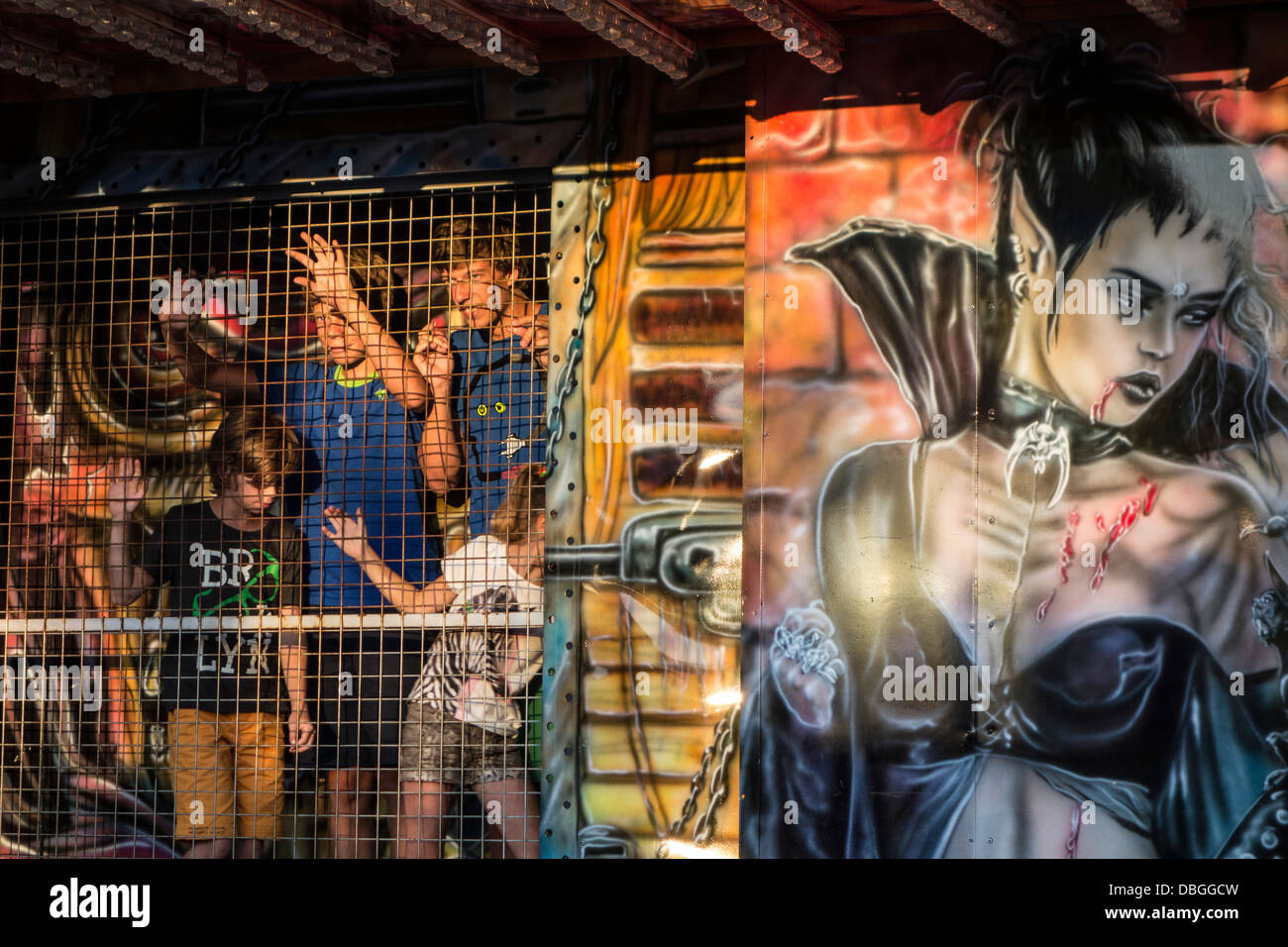 Kinder in Jahrmarktsattraktion haunted Haus auf Reisen Jahrmarkt / Kirmes Reisen Stockfoto