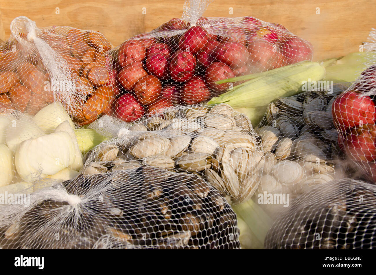 Massachusetts, Martha es Vineyard Vineyard Haven. Traditionelle New England Muschel Backen mit Muscheln, Muscheln, Kartoffeln und Mais. Stockfoto