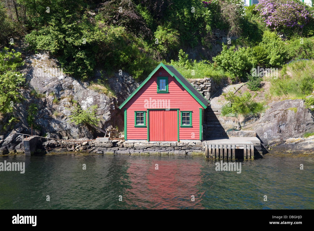 Norwegen Europa rot und grün Holzboot Haus und Fischerei Kabine seitlich des Fjords Stockfoto
