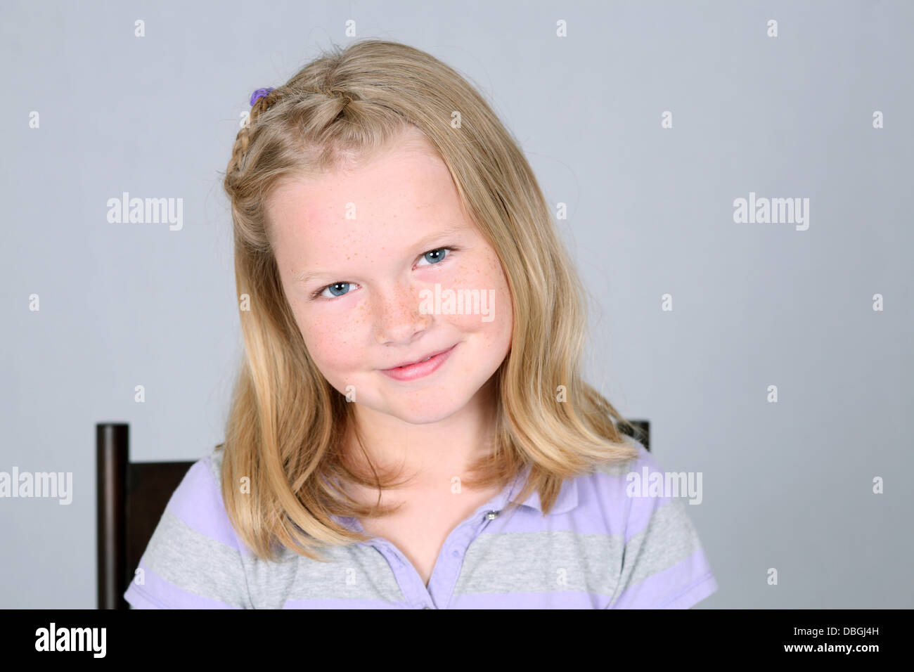 echtes Mädchen mit langen Haaren im Studio lächelnd Stockfoto