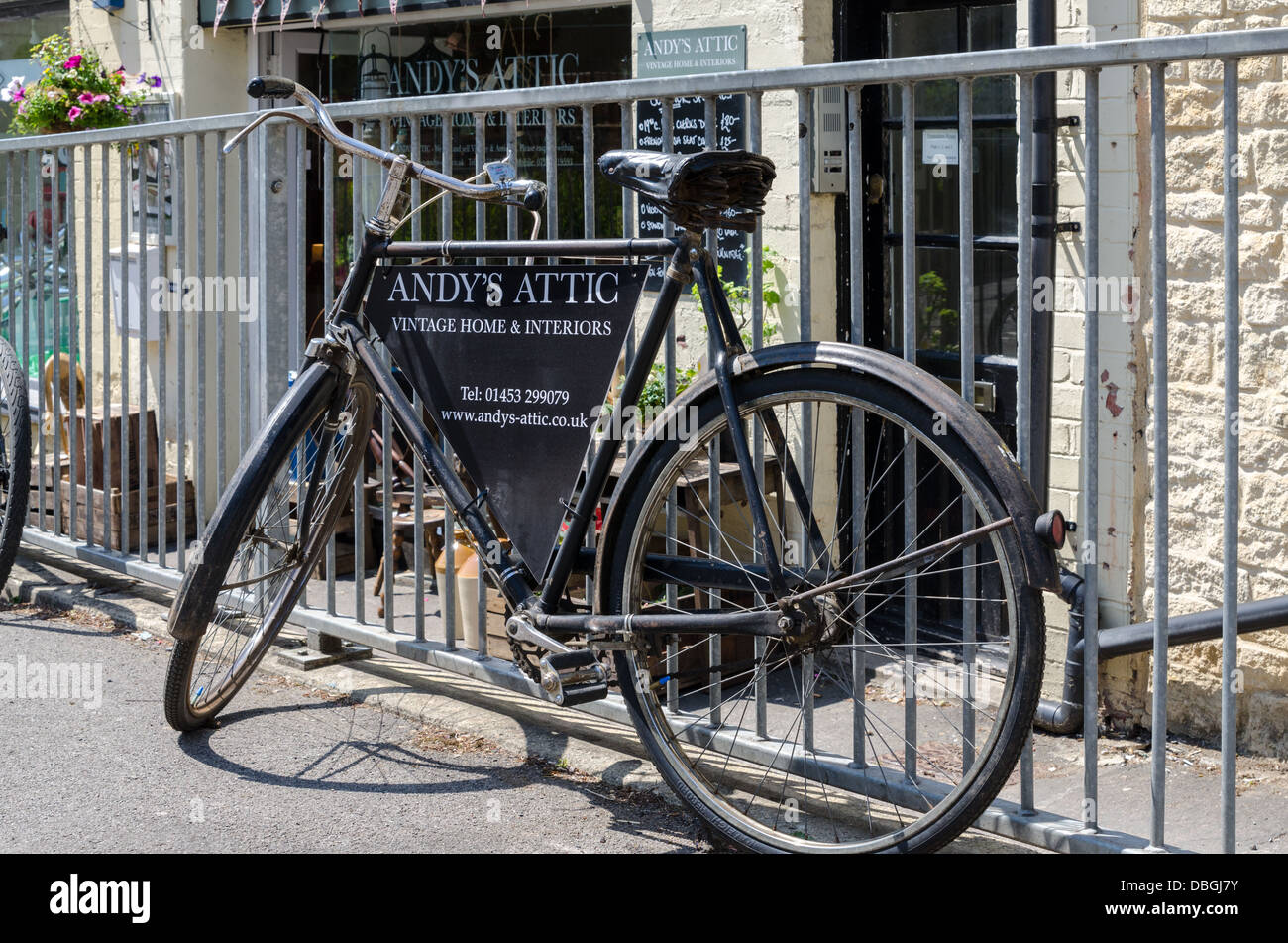 Altmodische Fahrrad Werbung Andy Attic Interieur-Shop in der Cotswold Stadt Nailsworth Stockfoto