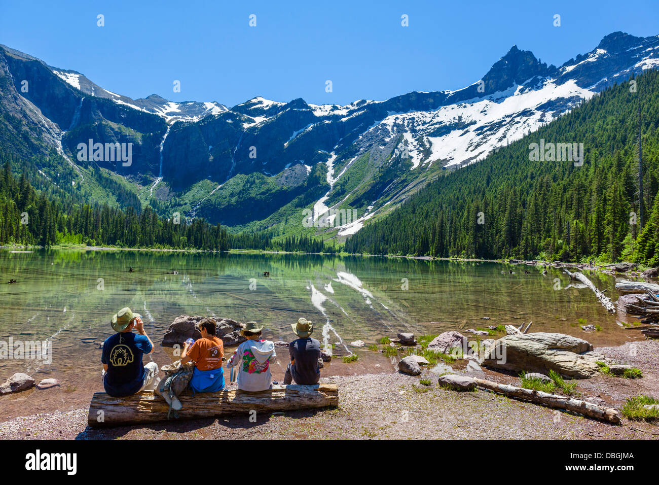Wanderer mit einem Picknick am Ufer des Avalanche Lake, Lawine Lake Trail, Glacier National Park, Montana, USA Stockfoto