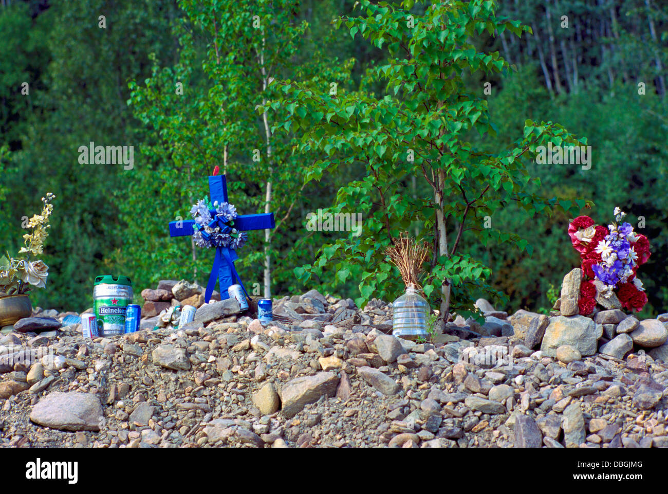 Am Straßenrand Memorial Schrein Tribut für die Opfer in tödlichen Autounfall getötet - beachten Sie die Bierdosen um das Kreuz Stockfoto