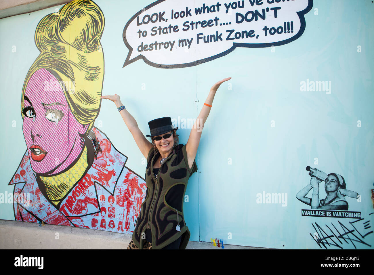 Laura Tinten und Arbeit durch Künstler Wallace, Artisten machen einen Street Szene Wandbild, The Funk Zone, Santa Barbara, Kalifornien Stockfoto