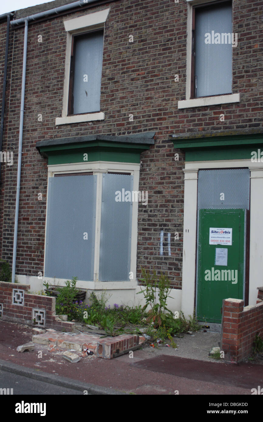 Vor einem bestiegen, Haus abgerissen, werden warten Salem St South, Hendon Sunderland. Die vordere Gartenmauer zusammengebrochen ist. Stockfoto