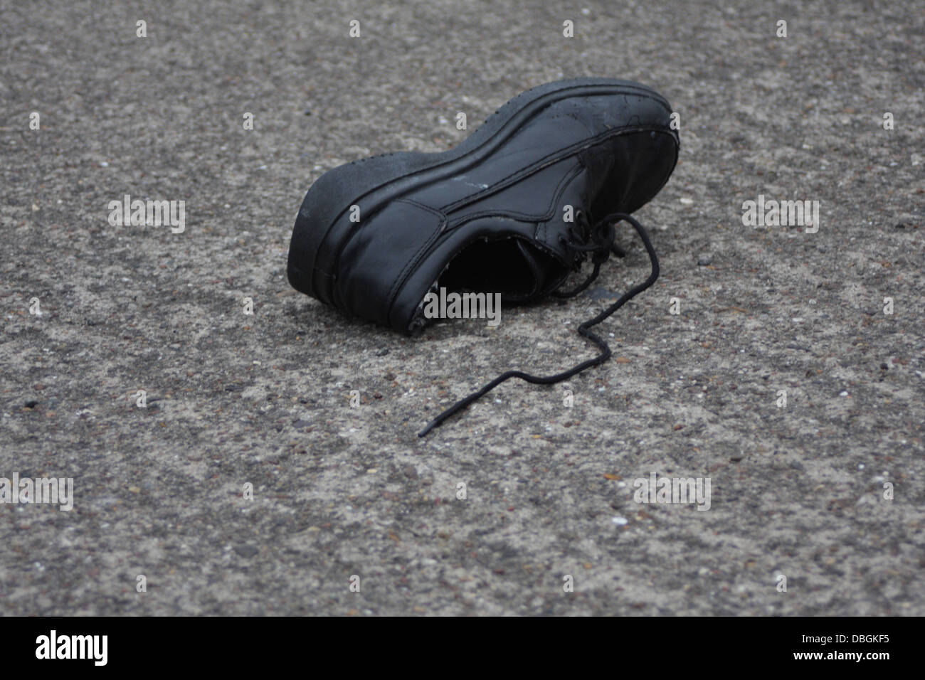 Ein einzelner Schuh auf der Straße Stockfoto Ein einzelner Schuh auf der Straße Stockfoto