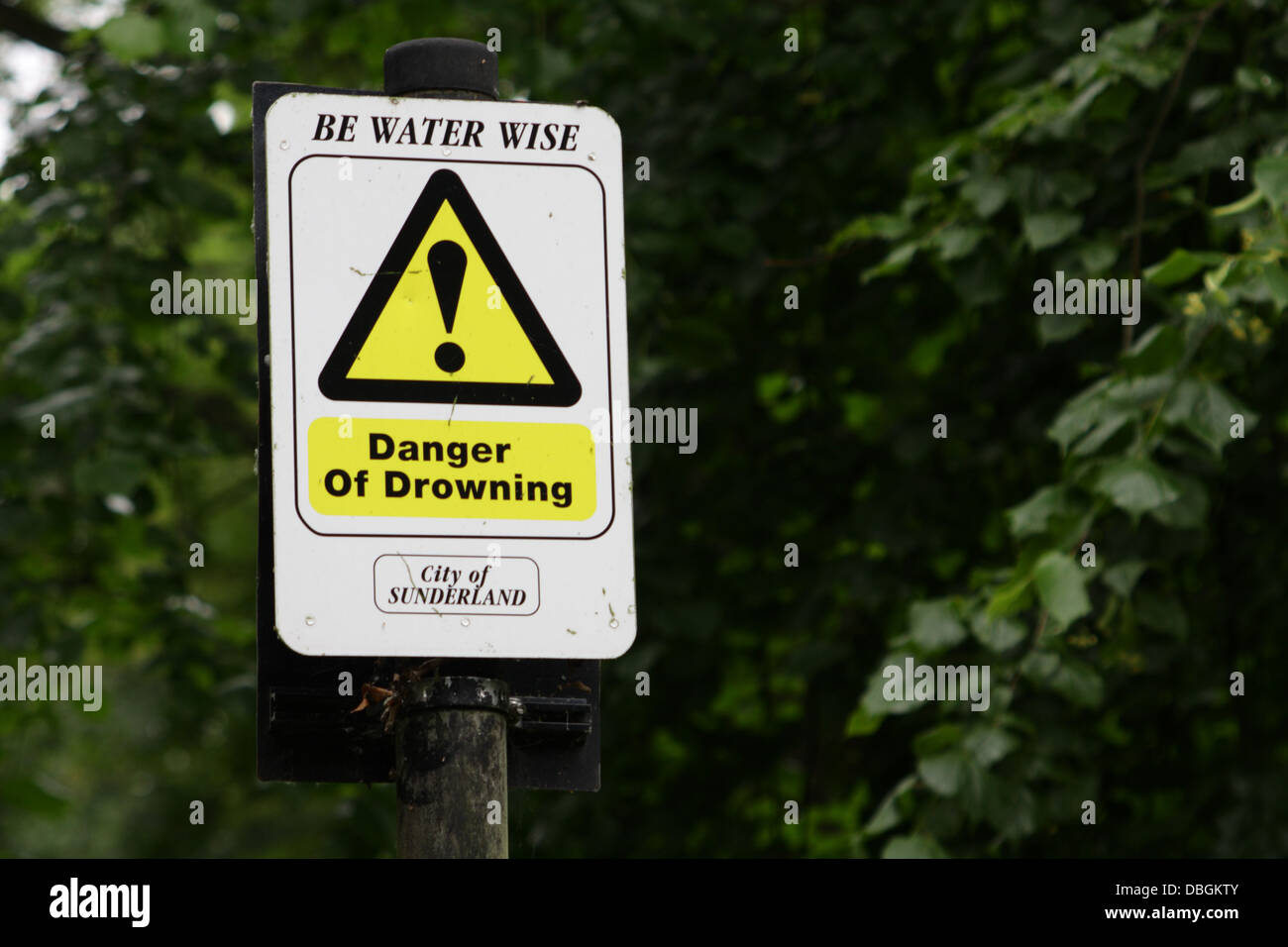 Melden Sie sich in Sunderland Park in der Nähe eines Baches. SEIN Wasser WISE, Gefahr des Ertrinkens. Stockfoto