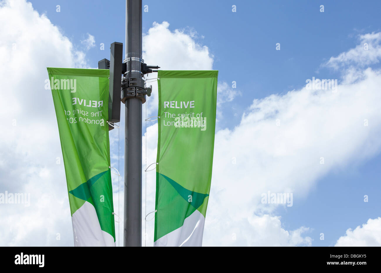 Erleben Sie London 2012, Banner im Vordergrund gegen Himmelshintergrund, London, Olympia Stadion Jubiläumsspiele. Stockfoto