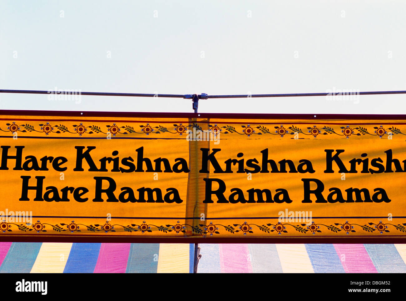 Hare-Krishna Hare Rama Mantra Banner Zeichen beim Festival of India Stockfoto