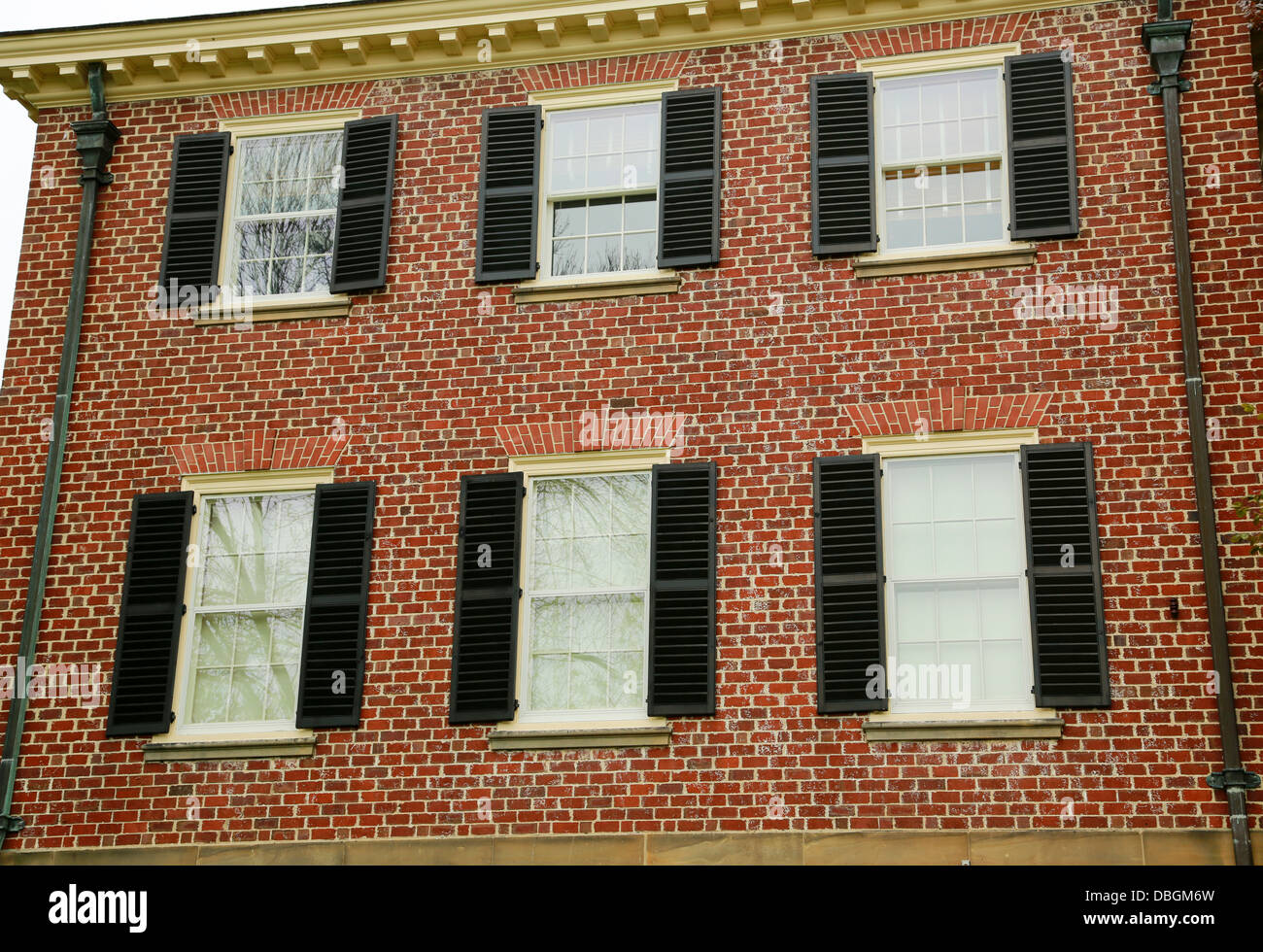 Schuss von außen Georgian House zeigt Windows zugeschnitten Stockfoto