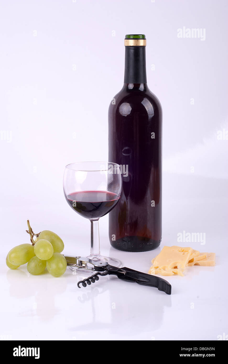 Wein in ein Glas, eine Flasche Wein, Korkenzieher und Käse Stockfoto