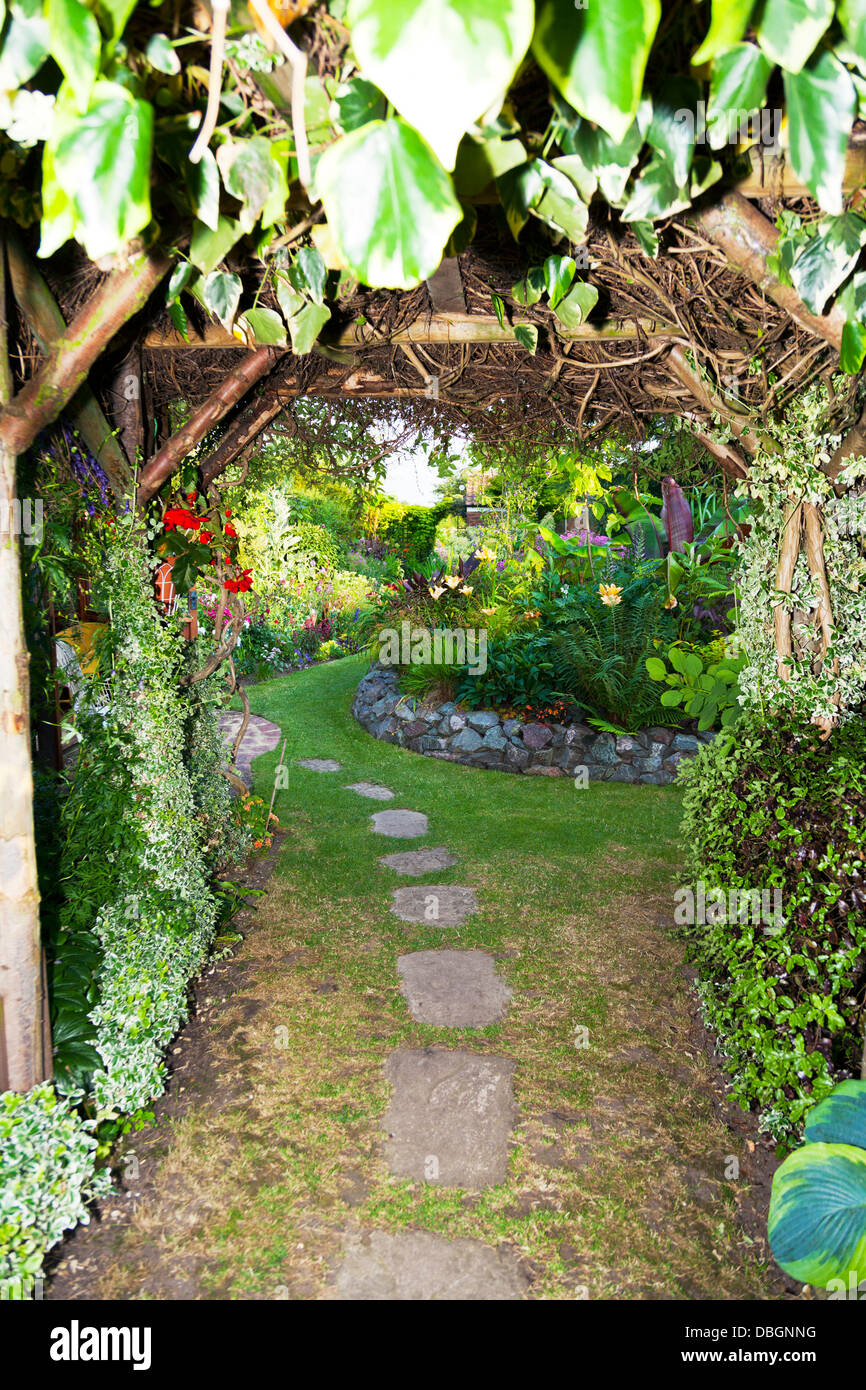 Typisch Englisch Garten Laube Arch Torbogen Baldachin führend im Garten Stockfoto