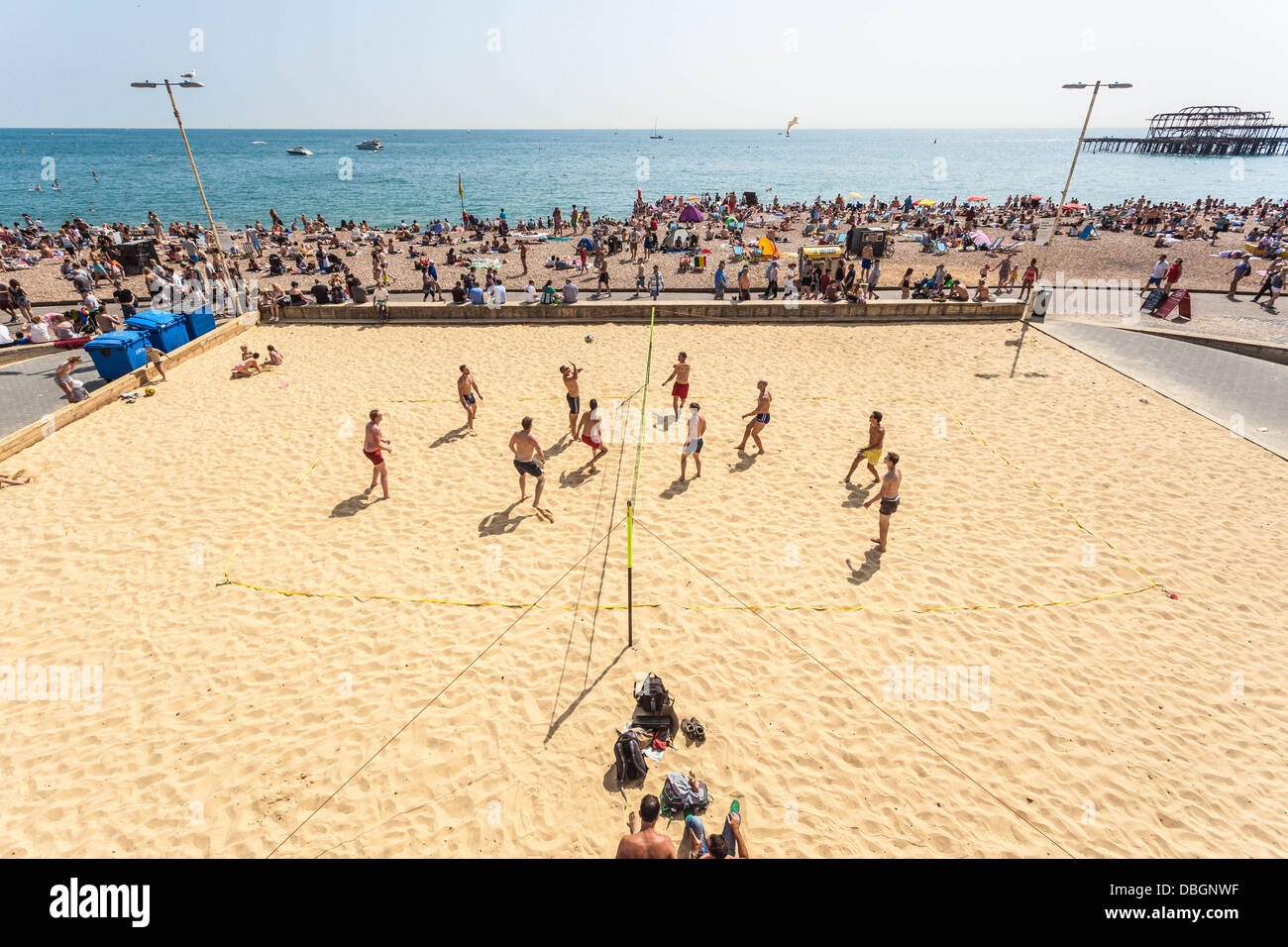 Männer spielen Beachvolleyball, Brighton East Sussex, England, Großbritannien. Stockfoto