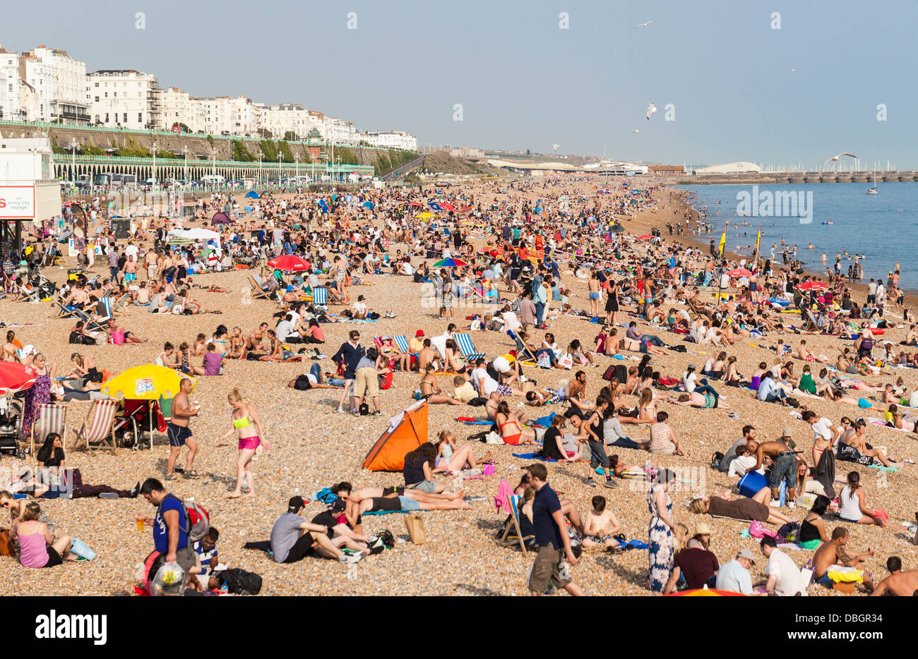 Vielbeschäftigter Strand, Brighton, England, Großbritannien. Stockfoto