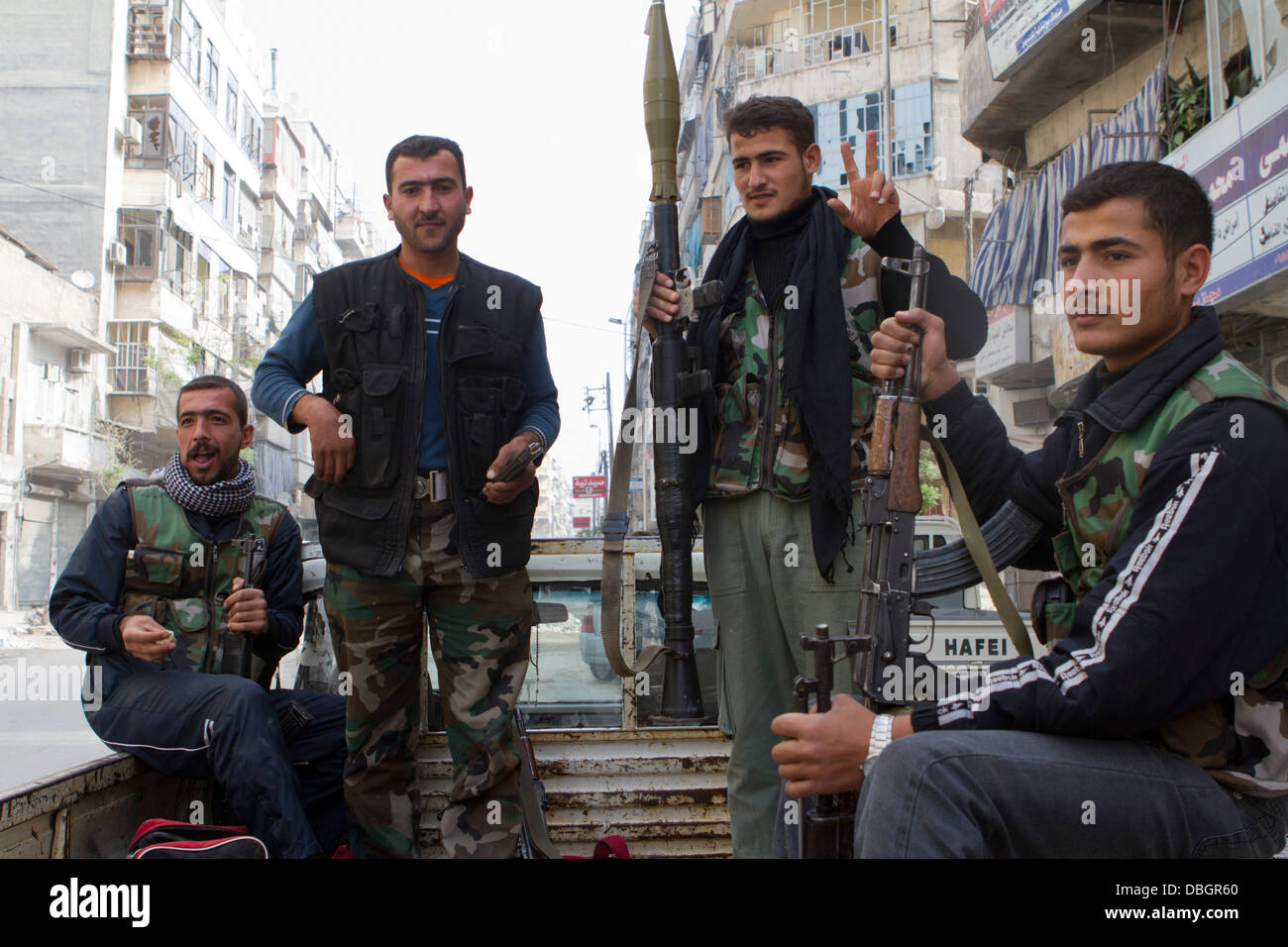 23. Oktober 2012 - Aleppo, Syrien: Freie Syrische Armee Mitglieder auf der Rückseite einen Pickup-Truck. Stockfoto