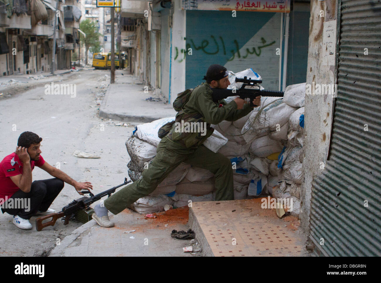 23. Oktober 2012 - Aleppo, Syrien: Freie Syrische Armee Mitglieder Kampf in den Straßen von Jabal Carmel. Stockfoto