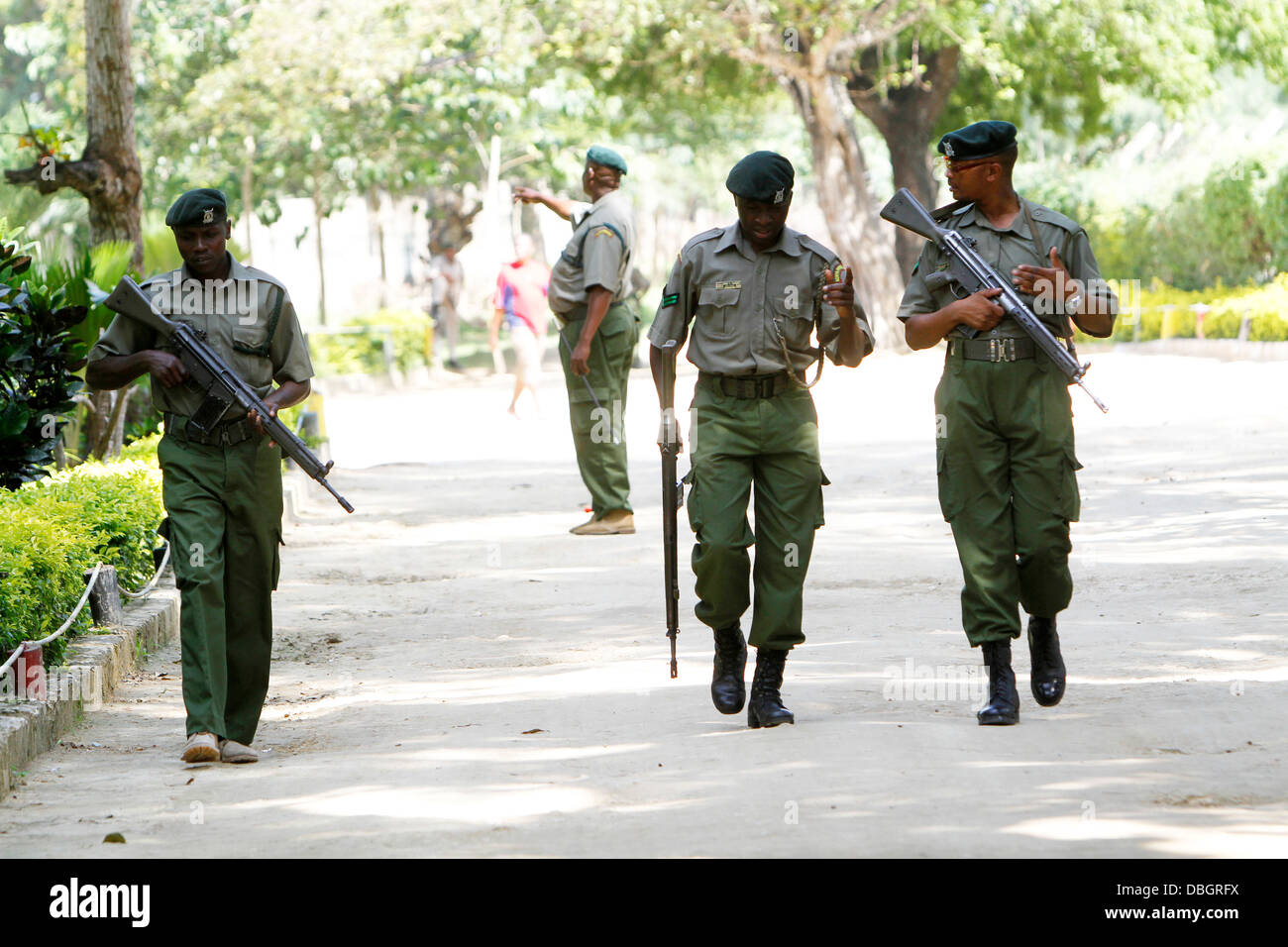 Bewaffnete Wachen im inneren Gefängnis Shimo La Tewa, Mombasa, Kenia. Stockfoto