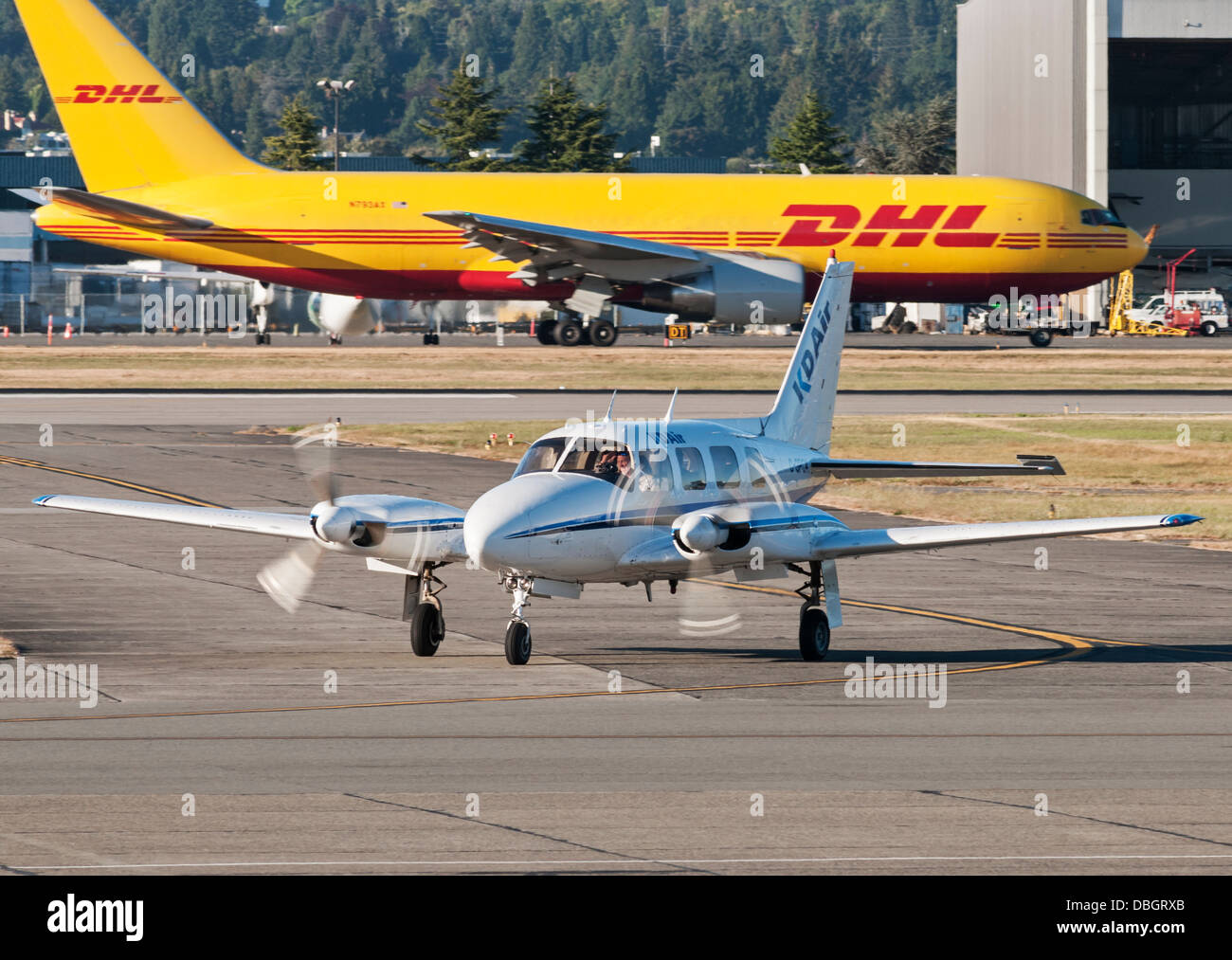 KD Air Piper PA-31-310 Navajo (C-GPCA) Flugzeug rollt auf der south terminal Flughafen Vancouver, Kanada. Stockfoto
